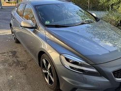 Grau Gebraucht 2016 Volvo V40 R-Design Momentum Kombi | 14.900 € (Etwas zu teuer)