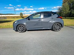 Grau Gebraucht 2025 Toyota Yaris Hybrid Sport Limousine | 27.599 € (Fairer Preis)