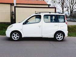 Weiß Gebraucht 2001 Toyota Yaris Verso Van / Kleinbus | 1.800 € (Guter Preis)