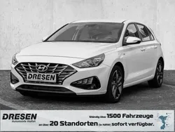 Weiss Gebraucht 2023 Hyundai i30 Trend Limousine | 18.880 € (Fairer Preis)