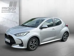 Schimmering silber metallic Gebraucht 2023 Toyota Yaris Team Kleinwagen | 19.888 € (Fairer Preis)