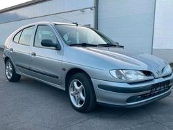 Silber Gebraucht 1998 Renault Mégane Limousine | 1.900 € (Fairer Preis)