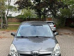 Grau Gebraucht 2006 Toyota Corolla Verso Executive Van / Kleinbus | 5.500 € (Teuer)