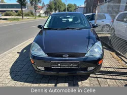 Blau Gebraucht 2001 Ford Focus Ghia Limousine | 1.700 € (Fairer Preis)