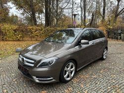 Grau Gebraucht 2012 Mercedes B200 Sport Van / Kleinbus | 12.600 € (Fairer Preis)