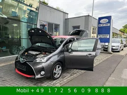 Grau Gebraucht 2016 Toyota Yaris Hybrid Comfort Limousine | 9.500 €