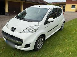 Weiß Gebraucht 2011 Peugeot 107 Kleinwagen | 3.700 € (Etwas zu teuer)