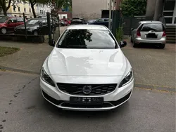 Weiß Gebraucht 2018 Volvo V60 CC Plus Kombi | 15.900 €