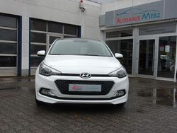 Weiß Gebraucht 2015 Hyundai i20 Style Limousine | 8.820 € (Teuer)