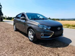 Braun Gebraucht 2018 Lada Vesta Kombi | 9.000 € (Teuer)
