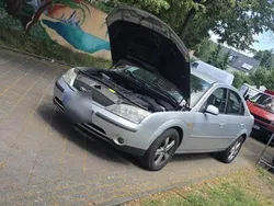 Grau Gebraucht 2001 Ford Mondeo Ghia Limousine | 1.900 €