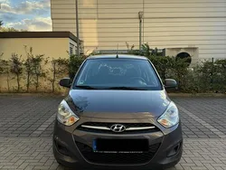 Grau Gebraucht 2013 Hyundai i10 Edition Kleinwagen | 3.200 € (Fairer Preis)