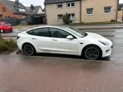 Weiß Gebraucht 2022 Tesla Model 3 Standard Range Plus Limousine | 25.999 € (Guter Preis)