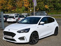 Weiß Gebraucht 2020 Ford Focus ST-Line Limousine | 17.487 € (Fairer Preis)