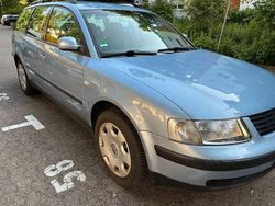 Blau Gebraucht 2000 VW Passat Basis Kombi | 1.450 € (Fairer Preis)