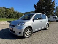 Silber Gebraucht 2010 Daihatsu Sirion Kleinwagen | 2.950 € (Guter Preis)