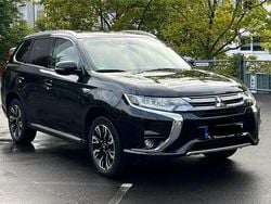 Schwarz Gebraucht 2017 Mitsubishi Outlander P-HEV Plus SUV | 18.800 €