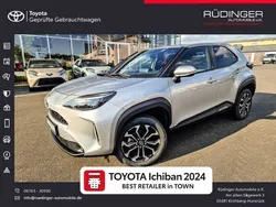 Shimmering silver metallic (metallic) Gebraucht 2024 Toyota Yaris Hybrid Team SUV | 27.490 € (Fairer Preis)