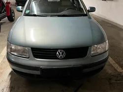 Grün Gebraucht 1999 VW Passat Kombi | 900 €