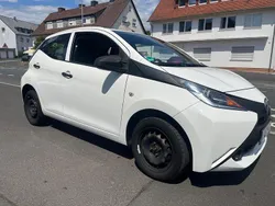 Weiß Gebraucht 2015 Toyota Aygo Kleinwagen | 6.400 € (Fairer Preis)