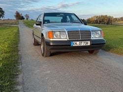 Silber Gebraucht 1988 Mercedes E260 Limousine | 17.500 €