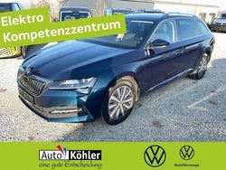 Lavablau metallic / schwarz Gebraucht 2022 Skoda Superb Style Kombi | 25.680 € (Fairer Preis)