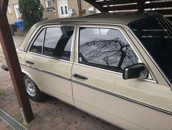 Beige Gebraucht 1980 Mercedes 230 Limousine | 14.789 €