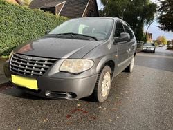 Grau Gebraucht 2004 Chrysler Voyager Van | 3.000 € (Teuer)