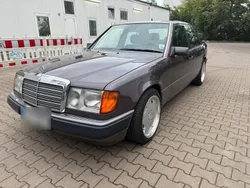 Violet Gebraucht 1991 Mercedes E230 Limousine | 8.900 €