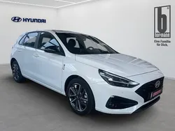 Weiß metallic Gebraucht 2024 Hyundai i30 Advantage Limousine | 25.990 € (Fairer Preis)