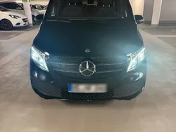 Grau Gebraucht 2024 Mercedes V250 Van / Kleinbus | 59.000 €