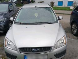 Grau Gebraucht 2007 Ford Focus Kombi | 900 €
