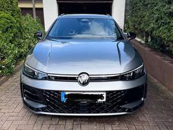 Grau Gebraucht 2024 VW Passat R-line Kombi | 47.999 €