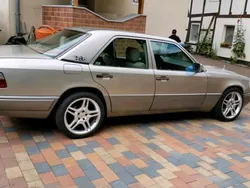 Gold Gebraucht 1995 Mercedes E200 Limousine | 2.950 €