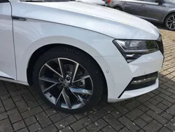 Moon weiss metallic (metallic) Gebraucht 2023 Skoda Superb SportlinePlus Kombi | 38.990 € (Fairer Preis)