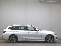 Weiss Gebraucht 2021 BMW 330e Sport Line Kombi | 21.580 € (Superpreis)