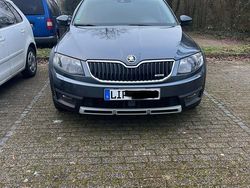 Grau Gebraucht 2014 Skoda Octavia Scout Kombi | 10.500 €