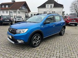 Blau Gebraucht 2018 Dacia Sandero Celebration SUV | 11.900 € (Etwas zu teuer)