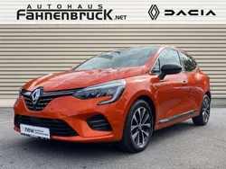 Orange Gebraucht 2023 Renault Clio V Techno Limousine | 18.490 € (Etwas zu teuer)