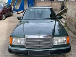 Grün Gebraucht 1991 Mercedes E200 Limousine | 2.900 €