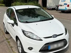 Weiß Gebraucht 2011 Ford Fiesta Kleinwagen | 4.400 € (Fairer Preis)