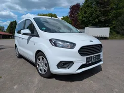Weiß Gebraucht 2021 Ford Tourneo Courier Trend Van / Kleinbus | 10.800 € (Fairer Preis)