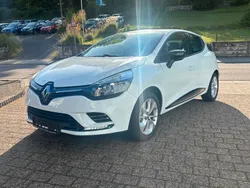 Weiß Gebraucht 2016 Renault Clio IV LIMITED Limousine | 8.390 € (Fairer Preis)