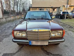 Rot Gebraucht 1983 Mercedes E230 Limousine | 8.999 €