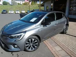 Grau Gebraucht 2023 Renault Clio V Techno Kleinwagen | 16.820 € (Fairer Preis)