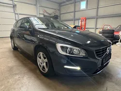 Grau Gebraucht 2017 Volvo V60 Kombi | 12.900 € (Fairer Preis)