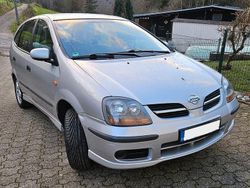 Grau Gebraucht 2002 Nissan Almera Tino Van / Kleinbus | 2.345 € (Etwas zu teuer)