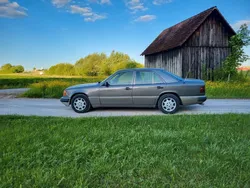 Grau Gebraucht 1992 Mercedes E250 Limousine | 7.500 €