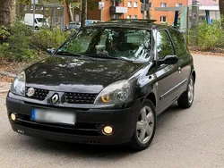 Schwarz Gebraucht 2004 Renault Clio II Kleinwagen | 2.000 €