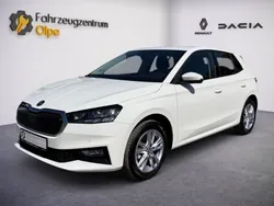 Weiß Gebraucht 2024 Skoda Fabia Selection Limousine | 22.490 € (Guter Preis)